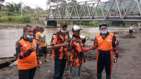 BKPB PP Kota Batu, Bantu Korban Terseret Banjir di Ngantang