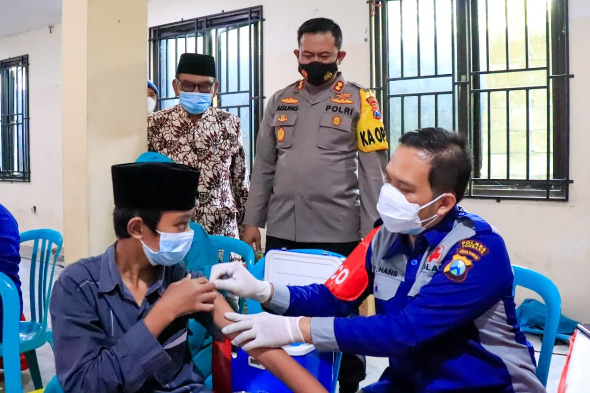 Polres Jombang Gelar Vaksinasi, Diikuti Ratusan Santri Ponpes Tambakberas