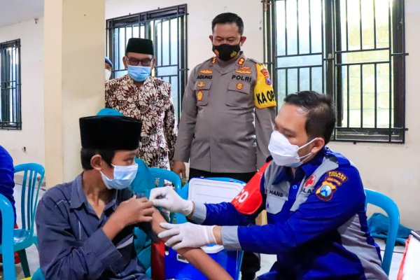 Polres Jombang Gelar Vaksinasi, Diikuti Ratusan Santri Ponpes Tambakberas