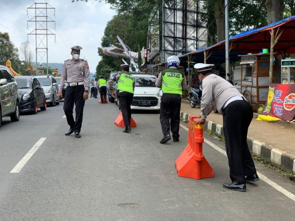 Antisipasi Parkir Liar, Satlantas Polres Batu Tertibkan Parkir di Area Relokasi Pasar
