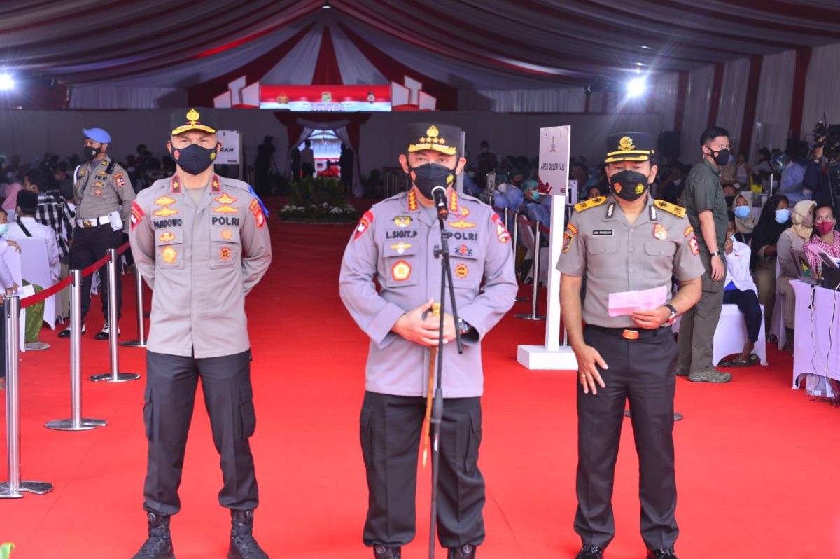 Kapolri Tinjau Vaksinasi Akpol 97 dan Penyerahan Bansos