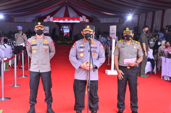 Kapolri Tinjau Vaksinasi Akpol 97 dan Penyerahan Bansos