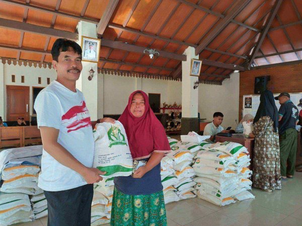 Pemdes Pendem Salurkan Bantuan Beras dari Bulog kepada 454 Warga Masyarakat