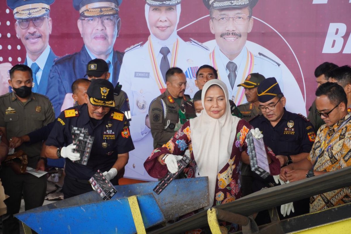 Pemkot Batu Bersama DJBC Jatim dan Bea Cukai Malang, Musnahkan Rokok Ilegal di TPA Tlekung
