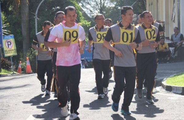 Jaga Kesehatan Tubuh, Kapolres Batu AKBP Oskar Bersama PJU Ikuti TKJ