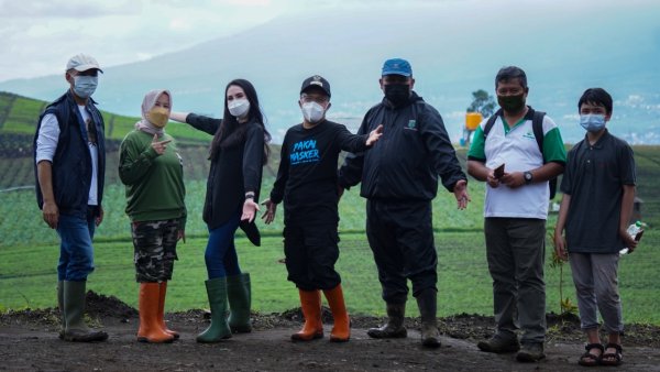 Dukung Pelestarian Alam, Arumi Bachsin Tanam Pohon di Desa Giripurno