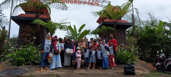 Berbagi Bersama Yatim di Wisata Edukasi Embung Park Tajinan