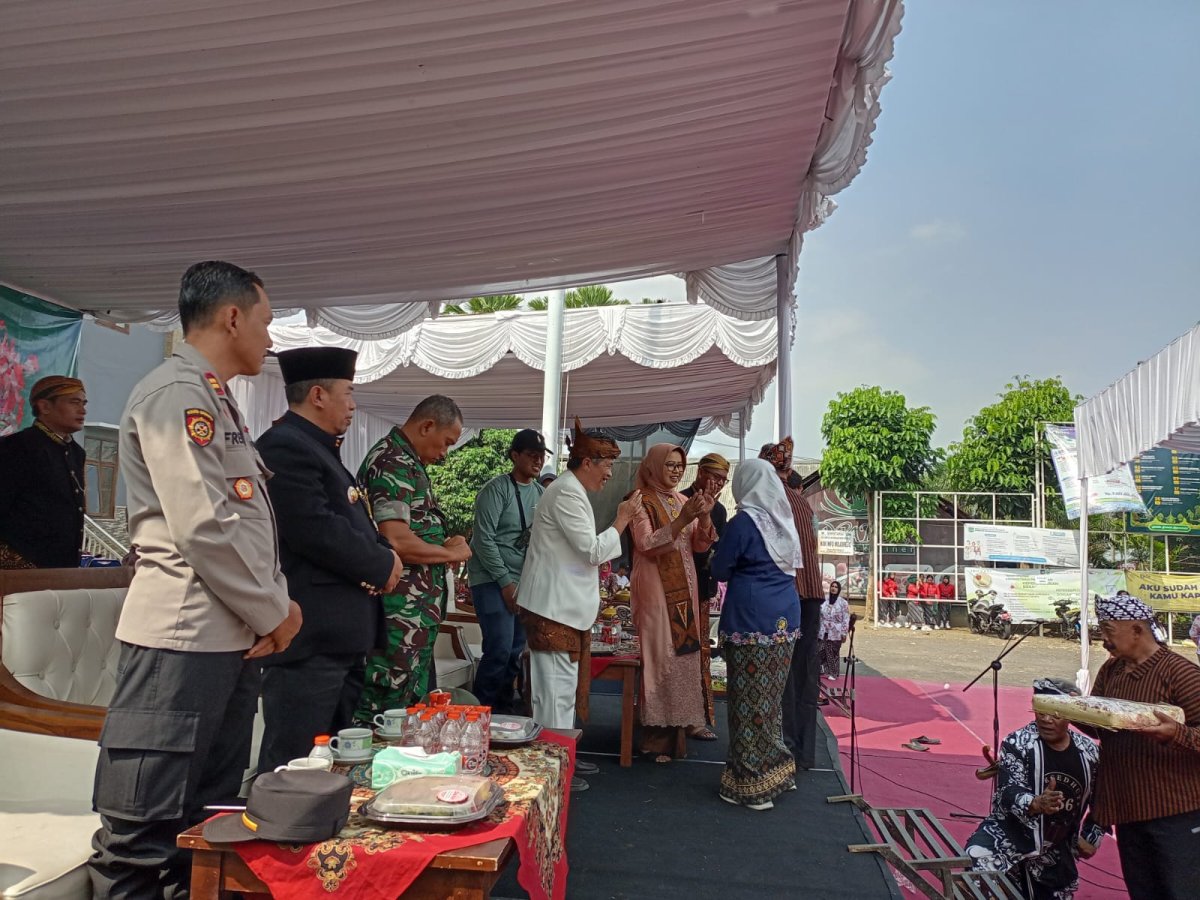 Usung Tema “Satata Tuwuh Ngrembaka”, Pemdes Mojorejo Bersama Masyarakat Gelar Kirap Tumpeng