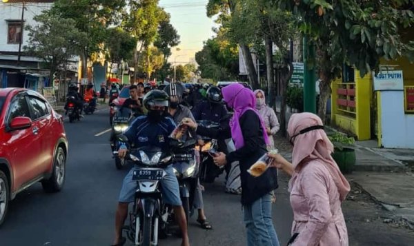 Perempuan Bangsa Kabupaten Malang, Berbagi Takjil