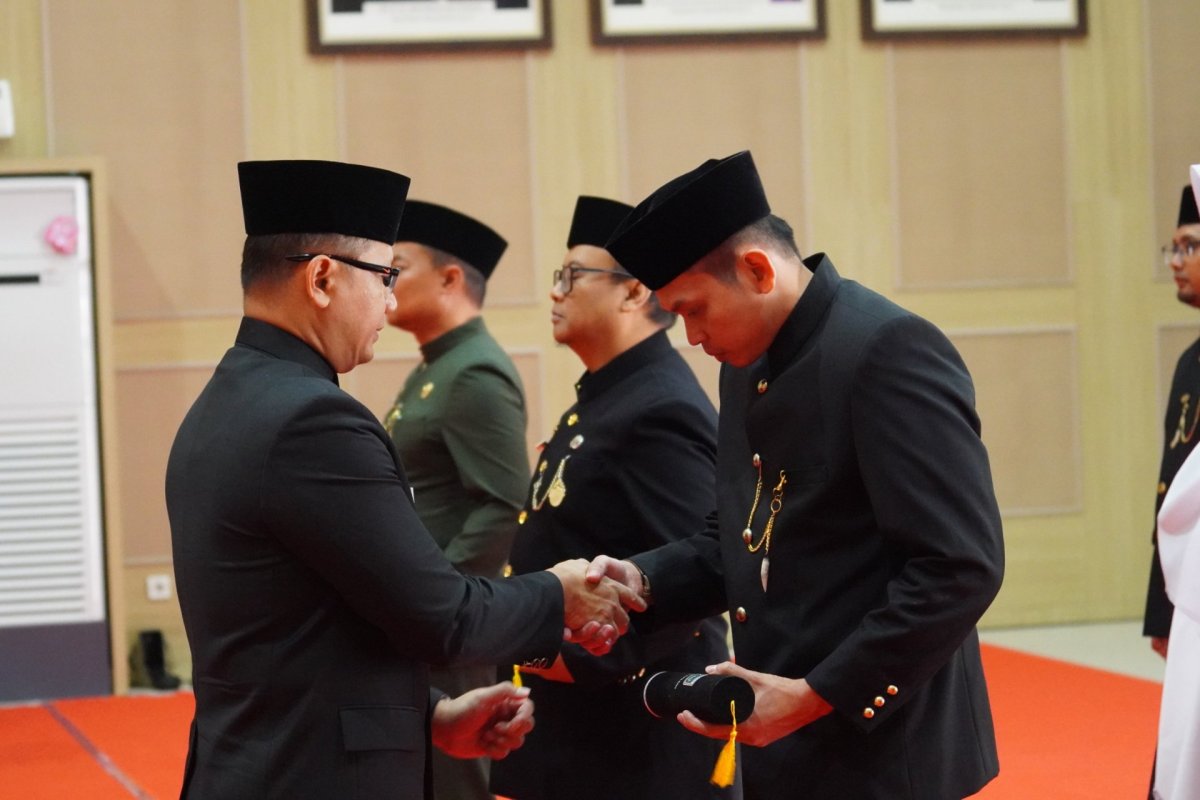 Pj. Wali Kota Batu Aries Agung Paewai Lantik 12 Pejabat Pemkot Batu di Graha Pancasila