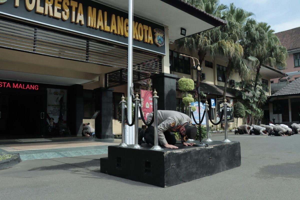 Doakan Korban Tragedi Stadion Kanjuruhan, Kombes Pol Buher Pimpin Sujud Massal