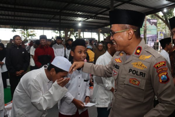 Forkopimda Berbagi Bersama Anak Yatim Piatu di Masjid Roudlotul Amni Mapolres Batu