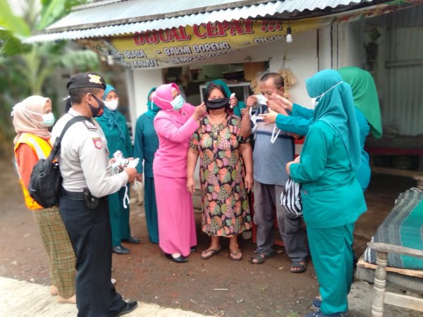 Kapolsek Ngantang, Ajak Ibu-Ibu Bhayangkari dan Penggerak PKK Bagikan Masker