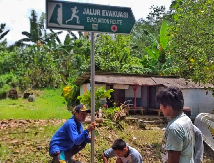 Tanda Jalur Evakuasi di Pantai Lenggoksono Dipasang, Bantu Wisatawan Selamatkan Diri Kala Tsunami