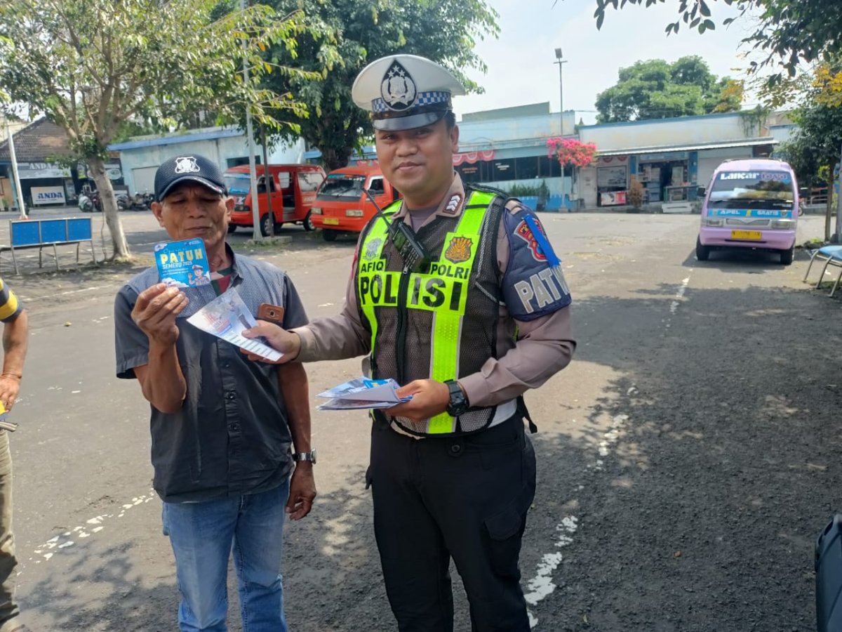 Operasi Patuh Semeru 2025, Sat Lantas Polres Batu Edukasi ke Pengemudi Angkot di Terminal Batu