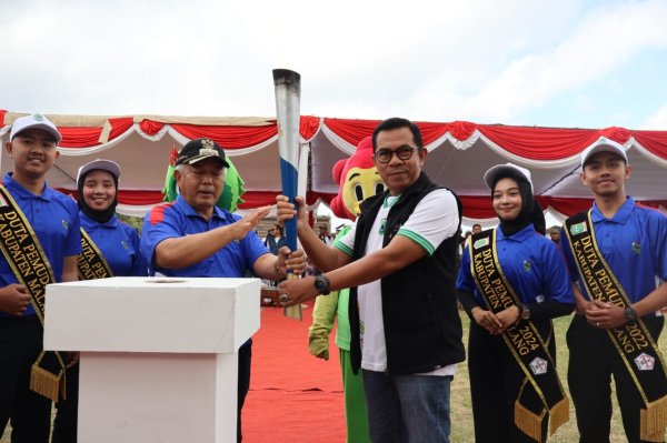 Setelah Menempuh Perjalanan dari Kabupaten Malang, Kirab Obor Porprov IX Jatim 2025 Sampai di Kota Batu