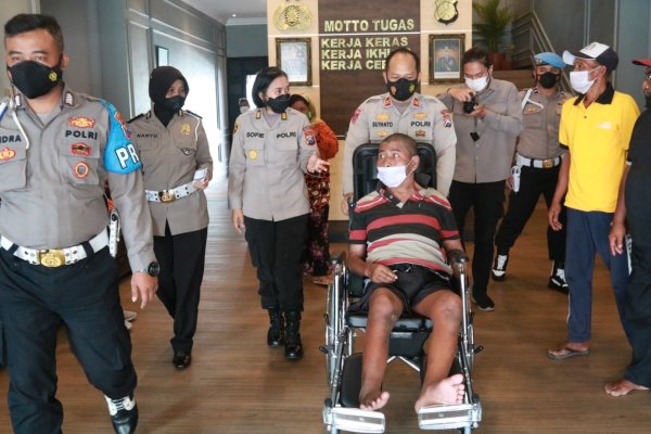 Peduli Penyandang Disabilitas, Polresta Malang Kota Berikan Kursi Roda