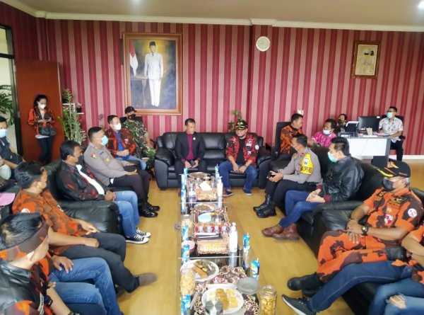 Datangi Gedung Dewan, Ratusan Anggota Ormas PP Kota Batu Tuntut Junimart Girsang Mundur