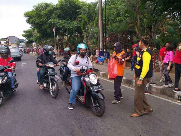 “Kamis Berbagi” BKPB MPC PP Kota Batu, Bagikan 1.000 Nasi Kotak, Takjil dan Masker
