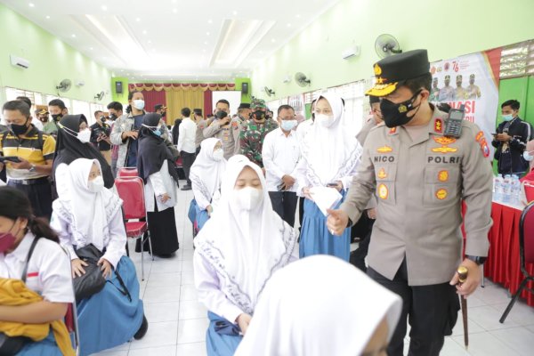 Kapolda Jatim, Cek Vaksinasi Pelajar SMAN 1 Gresik
