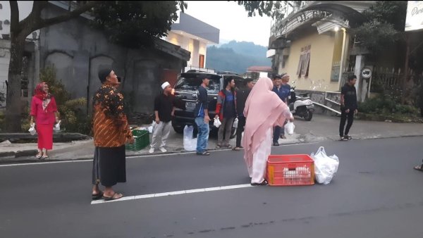 Promosikan Kota Batu, ASPEK Bagikan Ribuan Takjil Gratis Olahan Daging Kelinci