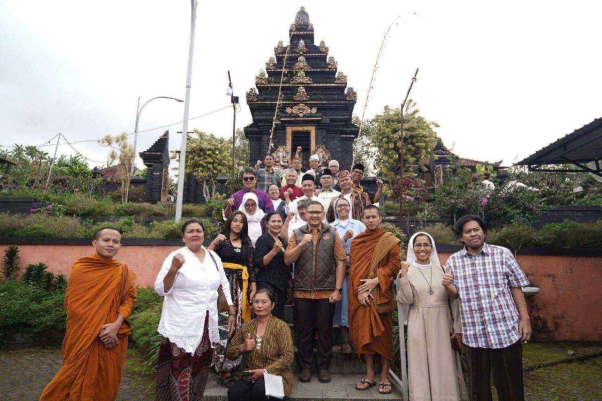 Kunjungi Pura Luhur Giri Arjuna, Pj. Wali Kota Batu Aris Berikan Sembako