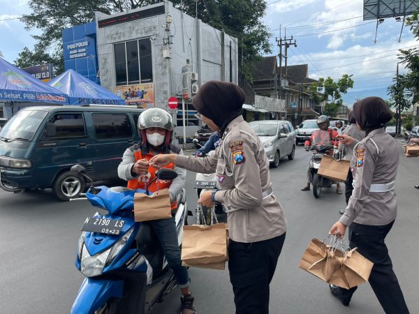 Sosialisasi Penerimaan Polri TA 2023, Polwan Polres Batu Juga Bagikan Takjil