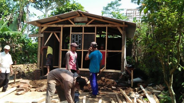 Kompak, Warga Dampit Gotong Royong Bangun Huntara