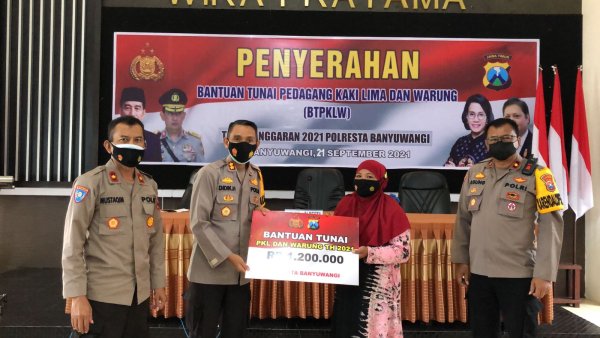 Polresta Banyuwangi Salurkan Bantuan Tunai Kepada PKL dan Warung