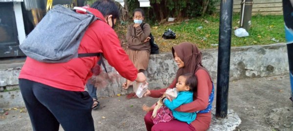 Melalui Solidaritas Ricebox Kemerdekaan, PSI Kota Malang Ringankan Beban Sesama