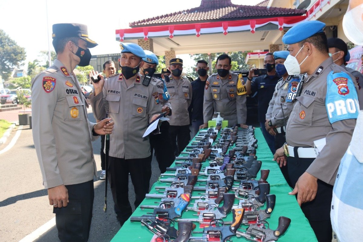 Tekan Pelanggaran Personel, Kapolres Batu AKBP Oskar Cek Kondisi dan Administrasi Senpi Dinas
