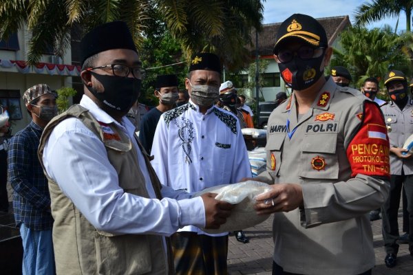 Kapolres Batu Bagikan 2000 Paket Sembako Tahap lll dari Mabes Polri