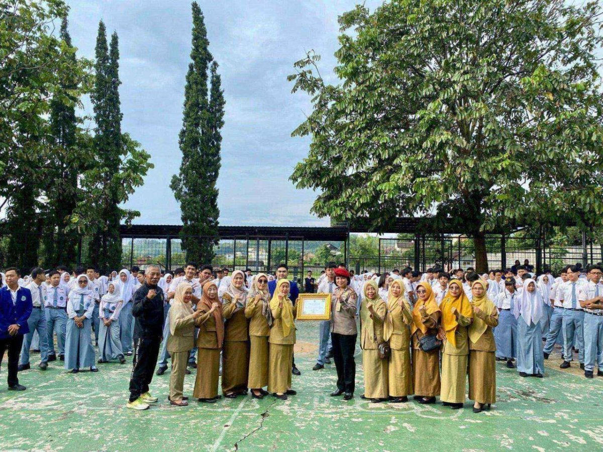 BNN Kota Batu Berikan Penghargaan SMA 2 Kota Batu, AKBP Renny: Konsisten Deteksi Dini Narkoba