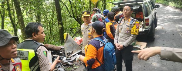 Kapolres Batu AKBP Andi Pimpin Langsung Evakuasi Korban Longsor di Jalur Pacet–Batu