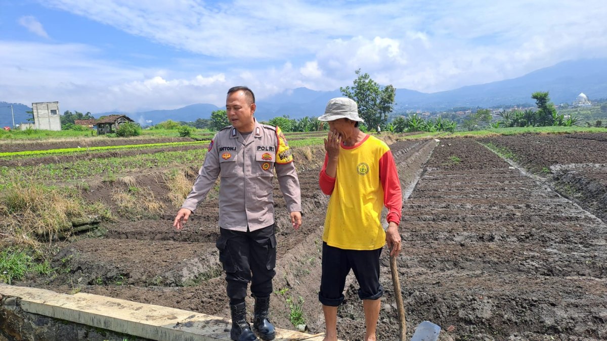 Bhabinkamtibmas Temas Dukung Ketahanan Pangan, Turun Langsung Bantu Petani Olah Lahan