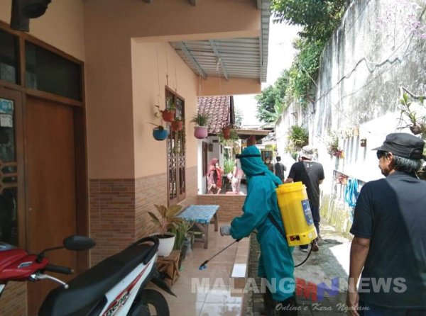 Cegah Covid-19, warga Bandulan Lakukan Penyemprotan Desinfektan