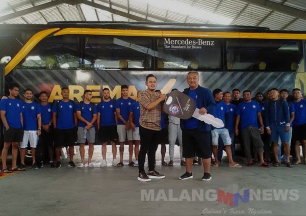 Arema dapat Tiga Bus dari MS Glow for Men