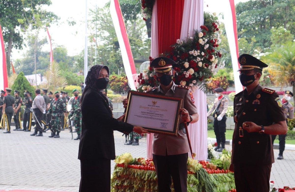 Percepatan Vaksinasi, Kapolres Batu Terima Penghargaan dari Dewanti
