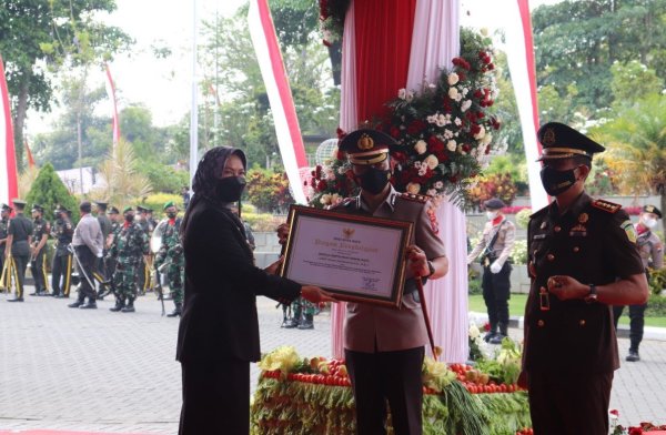 Percepatan Vaksinasi, Kapolres Batu Terima Penghargaan dari Dewanti