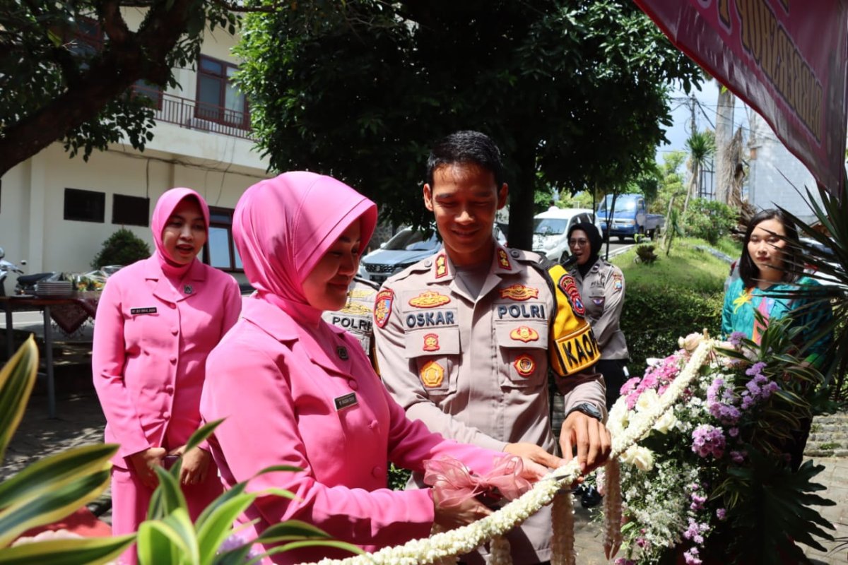 Resmikan Barbershop, Kapolres Batu AKBP Oskar Ajak Anggota Perhatikan Sikap Tampang Dalam Melayani Masyarakat
