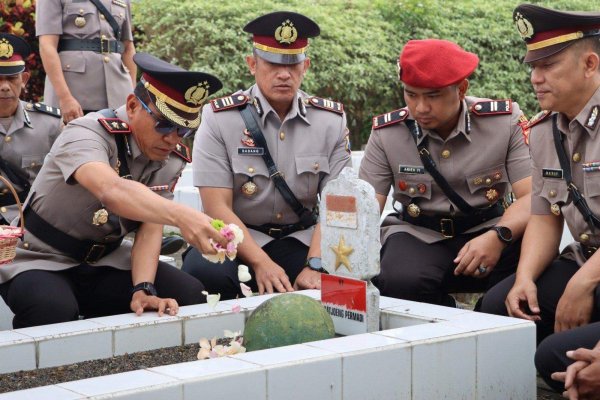 Peringati HUT Bhayangkara ke-78, Polres Batu Gelar Upacara Ziarah Rombongan