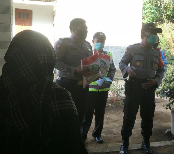 Kapolsek Ngantang Bersama Bhabinkamtibmas, Bagikan Masker Kepada Ibu-ibu PKK