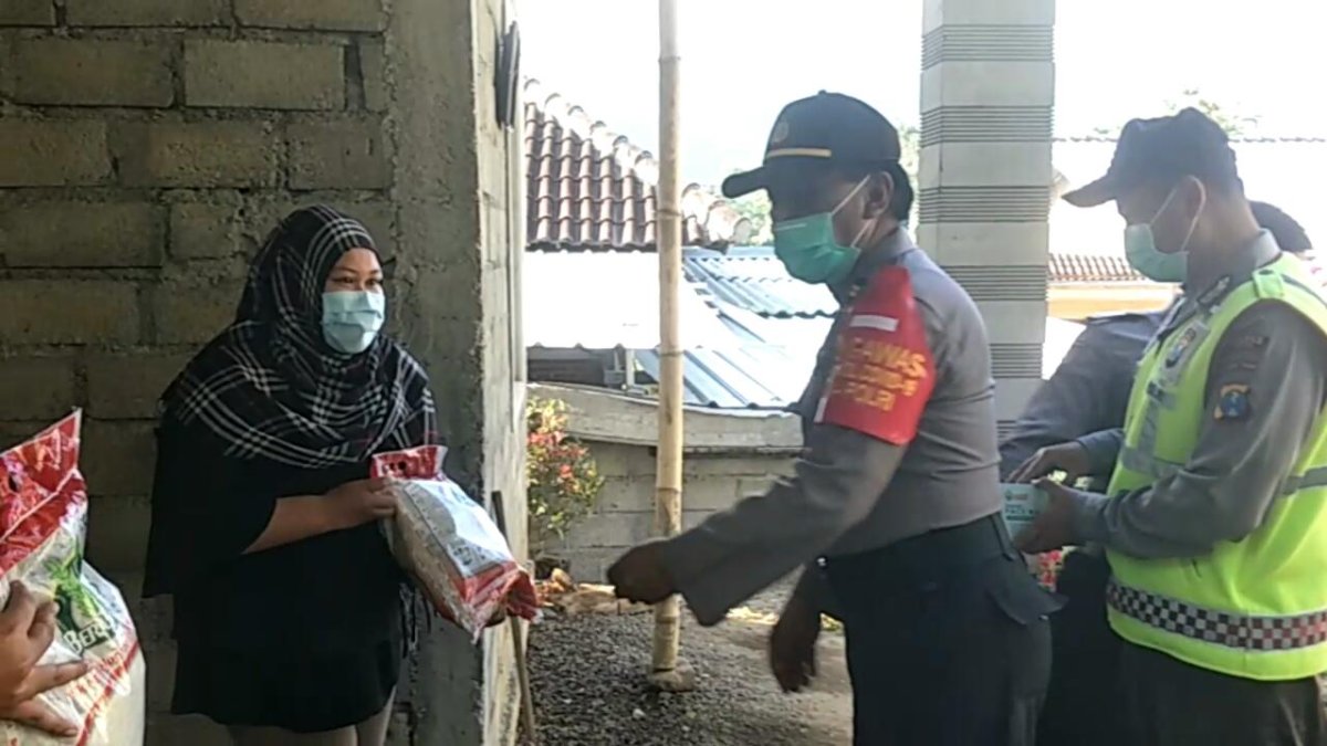 Rangkaian Peringatan HUT RI ke-75, Kapolsek Ngantang Bagikan Sembako