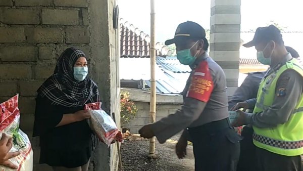 Rangkaian Peringatan HUT RI ke-75, Kapolsek Ngantang Bagikan Sembako