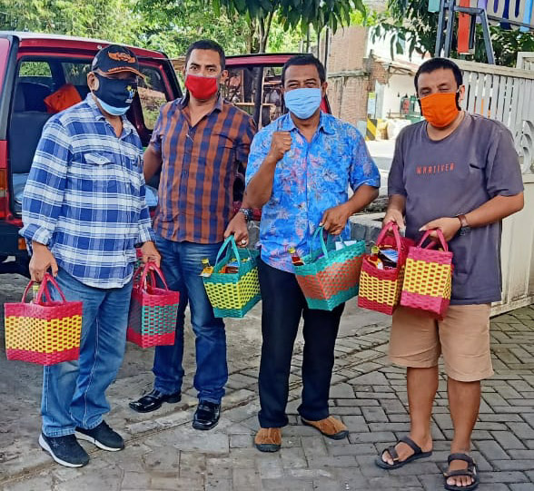 Peduli Masyarakat Kurang Mampu, YUA Jatim Bagikan Parcel Lebaran