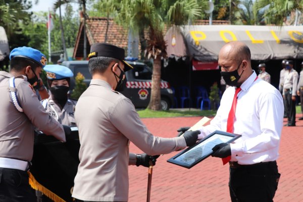 Kapolres Batu Beri Penghargaan Anggota Polri Berprestasi