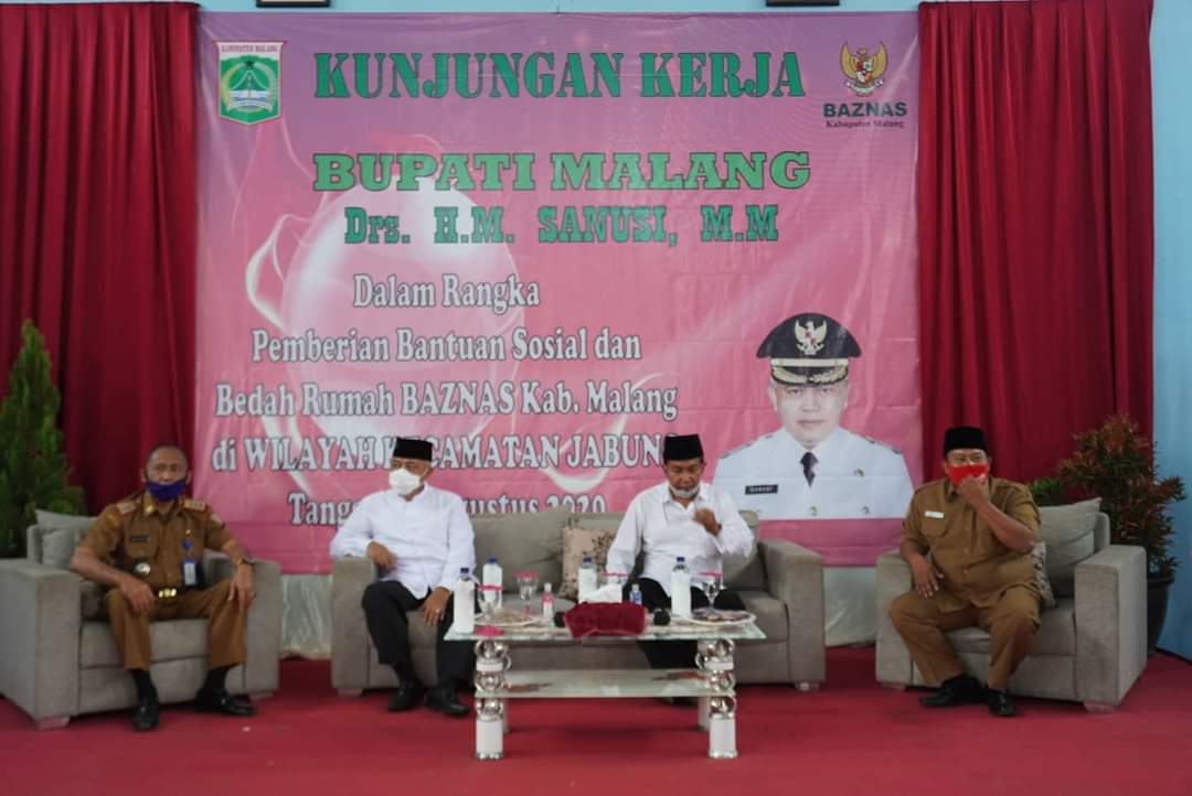 Bupati Malang Sanusi Hadiri Pemberian Bansos dan Bedah Rumah