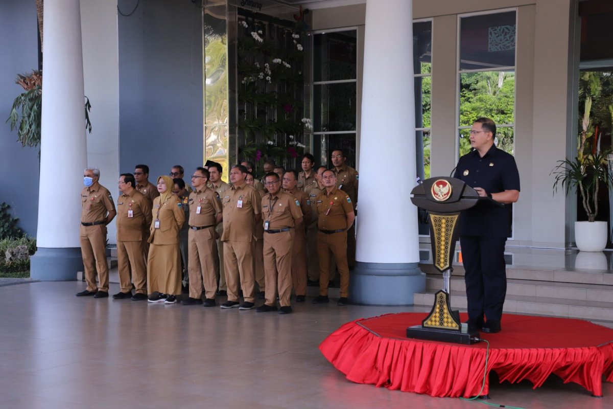 Pimpin Apel Pagi, Pj. Wali Kota Batu Aries Agung Paewai Beri Pengarahan Kepada Para ASN Pemkot Batu