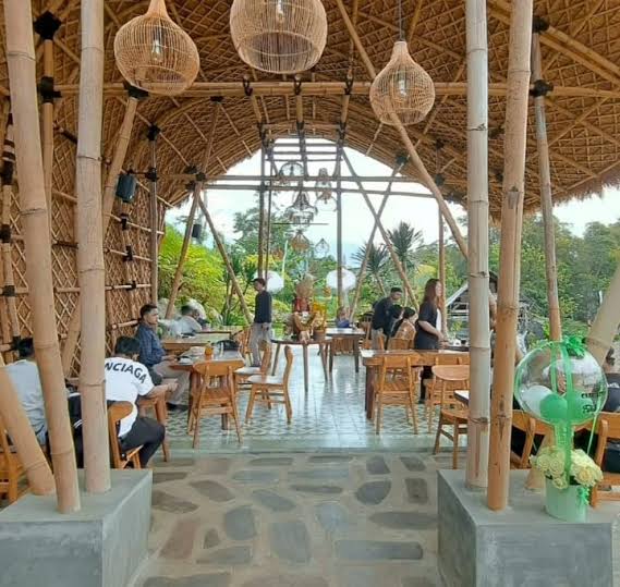 Cafe Latar Ubin Kaliputih Batu, Usung Konsep Ala Bali Tawarkan View Alam Persawahan dan Sungai