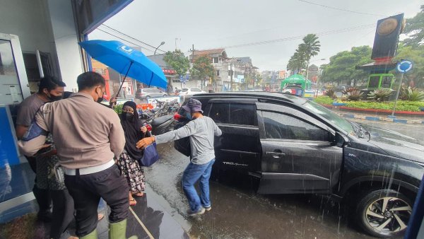 Anggota Sat Lantas Polres Batu, Pertemukan Lansia Tanpa Identitas dengan Keluarganya